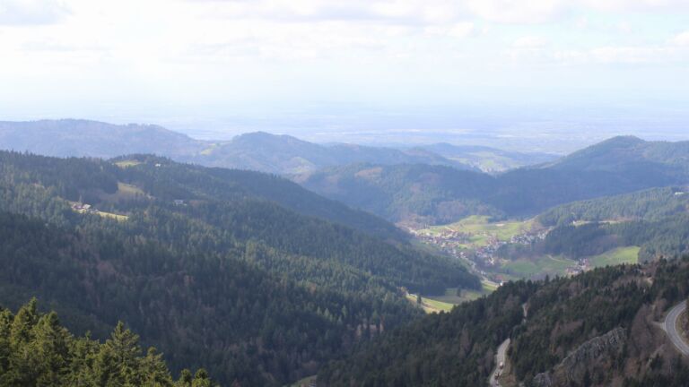 Dieses Bild zeigt eine Webcam-Aufnahme vom Achertal, aufgenommen am Donnerstag, den 12.03.2026 um 14:00 Uhr. Die Temperatur betrug 5.5°C.