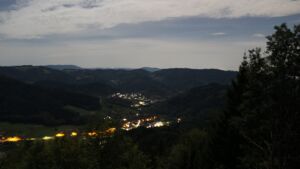 Dieses Bild zeigt eine Webcam-Aufnahme vom Achertal, aufgenommen am Dienstag, den 29.09.2026 um 04:00 Uhr. Die Temperatur betrug 21.8°C.