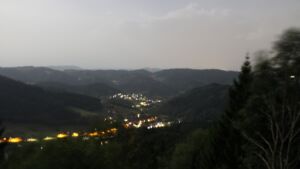 Dieses Bild zeigt eine Webcam-Aufnahme vom Achertal, aufgenommen am Freitag, den 28.08.2026 um 00:30 Uhr. Die Temperatur betrug 26.4°C.