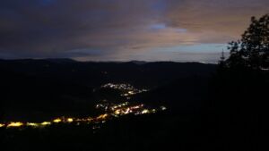 Dieses Bild zeigt eine Webcam-Aufnahme vom Achertal, aufgenommen am Montag, den 18.05.2026 um 22:20 Uhr. Die Temperatur betrug 9°C.