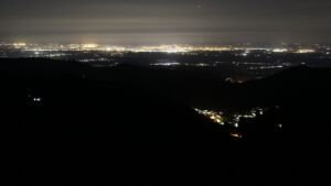 Dieses Bild zeigt eine Webcam-Aufnahme vom Achertal, aufgenommen am Freitag, den 17.04.2026 um 00:00 Uhr. Die Temperatur betrug 10.8°C.