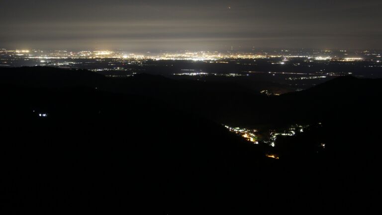 Dieses Bild zeigt eine Webcam-Aufnahme vom Achertal, aufgenommen am Freitag, den 17.04.2026 um 00:00 Uhr. Die Temperatur betrug 10.8°C.