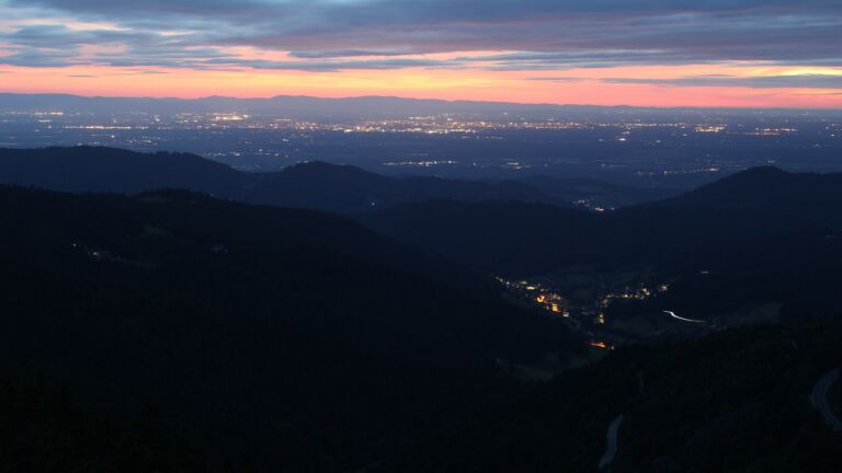 Dieses Bild zeigt eine Webcam-Aufnahme vom Achertal, aufgenommen am Donnerstag, den 29.05.2025 um 22:10 Uhr. Die Temperatur betrug 13°C.