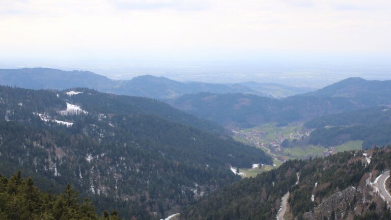 Dieses Bild zeigt eine Webcam-Aufnahme vom Achertal, aufgenommen am Freitag, den 03.04.2026 um 16:00 Uhr. Die Temperatur betrug 6.4°C.