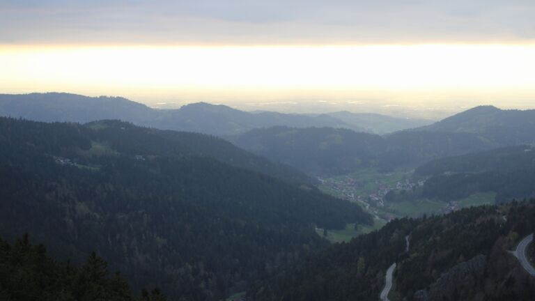 Dieses Bild zeigt eine Webcam-Aufnahme vom Achertal, aufgenommen am Mittwoch, den 15.04.2026 um 19:30 Uhr. Die Temperatur betrug 8.8°C.