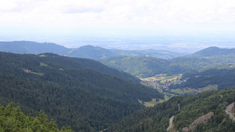 Dieses Bild zeigt eine Webcam-Aufnahme vom Achertal, aufgenommen am Montag, den 21.07.2025 um 13:40 Uhr. Die Temperatur betrug 17°C.