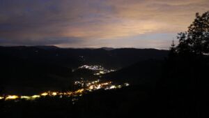 Dieses Bild zeigt eine Webcam-Aufnahme vom Achertal, aufgenommen am Montag, den 18.05.2026 um 22:30 Uhr. Die Temperatur betrug 9°C.