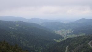 Dieses Bild zeigt eine Webcam-Aufnahme vom Achertal, aufgenommen am Dienstag, den 05.05.2026 um 12:50 Uhr. Die Temperatur betrug 10.2°C.