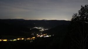 Dieses Bild zeigt eine Webcam-Aufnahme vom Achertal, aufgenommen am Mittwoch, den 08.07.2026 um 03:00 Uhr. Die Temperatur betrug 18.6°C.