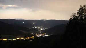 Dieses Bild zeigt eine Webcam-Aufnahme vom Achertal, aufgenommen am Sonntag, den 28.06.2026 um 01:00 Uhr. Die Temperatur betrug 29.1°C.