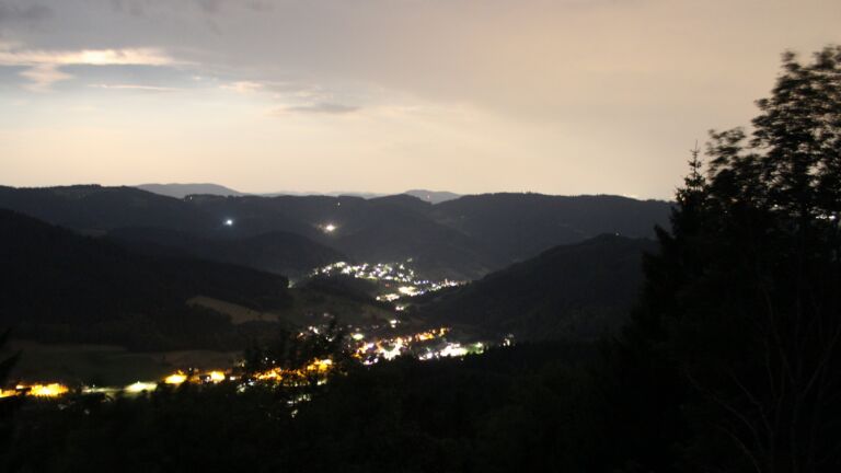 Dieses Bild zeigt eine Webcam-Aufnahme vom Achertal, aufgenommen am Sonntag, den 28.06.2026 um 01:00 Uhr. Die Temperatur betrug 29.1°C.