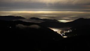 Dieses Bild zeigt eine Webcam-Aufnahme vom Achertal, aufgenommen am Montag, den 10.11.2025 um 18:30 Uhr. Die Temperatur betrug 5.6°C.