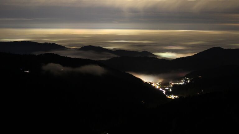 Dieses Bild zeigt eine Webcam-Aufnahme vom Achertal, aufgenommen am Montag, den 10.11.2025 um 18:30 Uhr. Die Temperatur betrug 5.6°C.