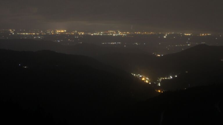 Dieses Bild zeigt eine Webcam-Aufnahme vom Achertal, aufgenommen am Samstag, den 03.05.2025 um 22:10 Uhr. Die Temperatur betrug 11.2°C.
