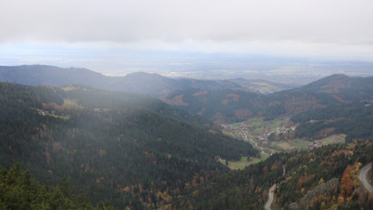 Dieses Bild zeigt eine Webcam-Aufnahme vom Achertal, aufgenommen am Dienstag, den 28.10.2025 um 12:30 Uhr. Die Temperatur betrug 5.4°C.