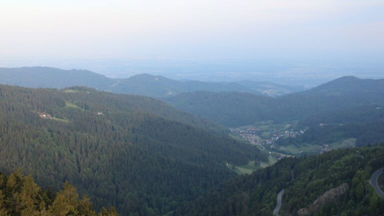 Dieses Bild zeigt eine Webcam-Aufnahme vom Achertal, aufgenommen am Donnerstag, den 15.05.2025 um 06:50 Uhr. Die Temperatur betrug 9.7°C.