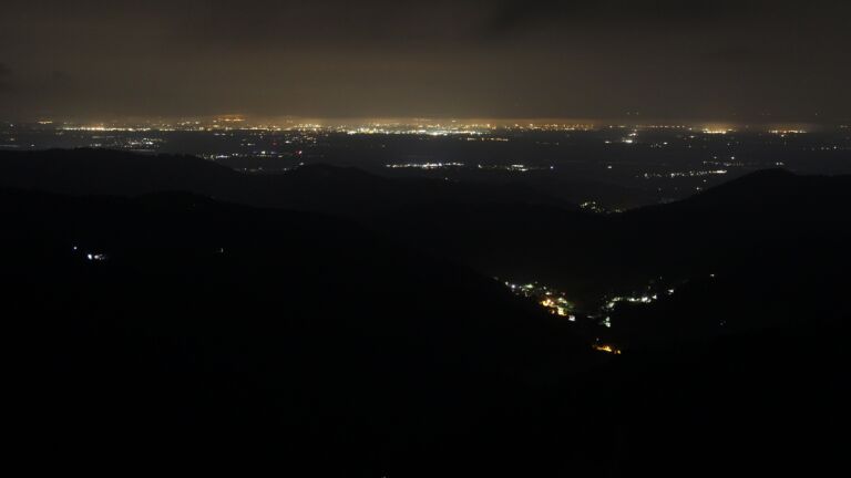 Dieses Bild zeigt eine Webcam-Aufnahme vom Achertal, aufgenommen am Sonntag, den 27.07.2025 um 04:10 Uhr. Die Temperatur betrug 13°C.