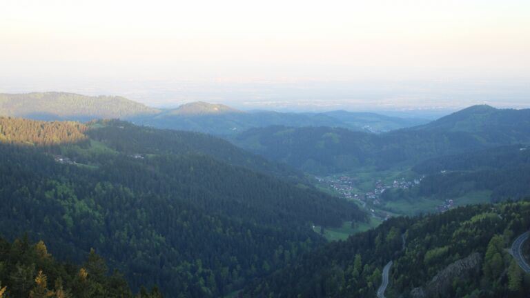 Dieses Bild zeigt eine Webcam-Aufnahme vom Achertal, aufgenommen am Mittwoch, den 30.04.2025 um 06:40 Uhr. Die Temperatur betrug 14.1°C.