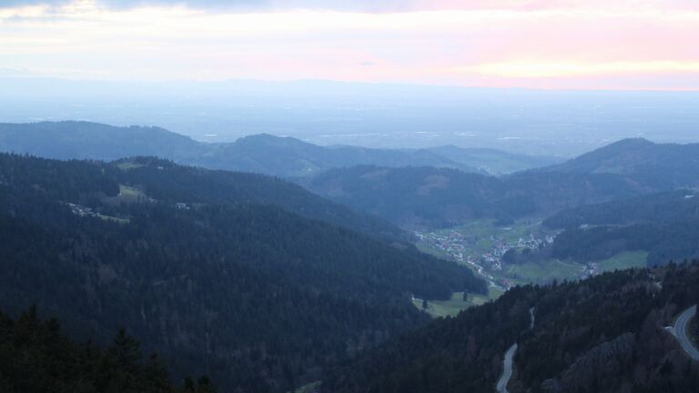 Dieses Bild zeigt eine Webcam-Aufnahme vom Achertal, aufgenommen am Sonntag, den 05.04.2026 um 20:10 Uhr. Die Temperatur betrug 7°C.