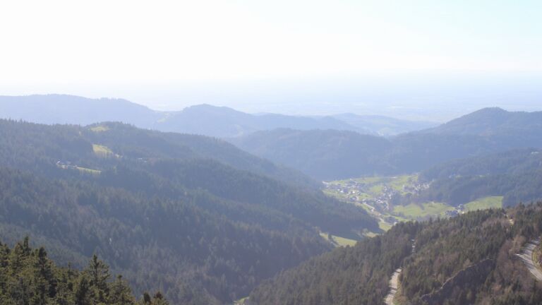 Dieses Bild zeigt eine Webcam-Aufnahme vom Achertal, aufgenommen am Dienstag, den 07.04.2026 um 17:30 Uhr. Die Temperatur betrug 15.1°C.