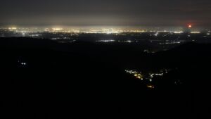 Dieses Bild zeigt eine Webcam-Aufnahme vom Achertal, aufgenommen am Sonntag, den 26.04.2026 um 04:20 Uhr. Die Temperatur betrug 10.9°C.