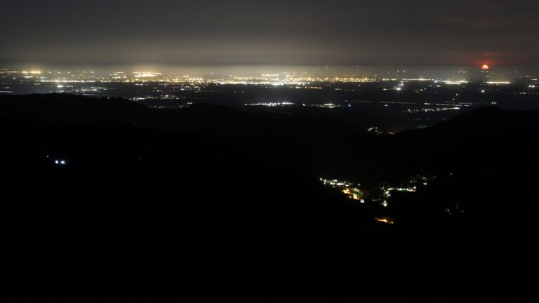 Dieses Bild zeigt eine Webcam-Aufnahme vom Achertal, aufgenommen am Sonntag, den 26.04.2026 um 04:20 Uhr. Die Temperatur betrug 10.9°C.