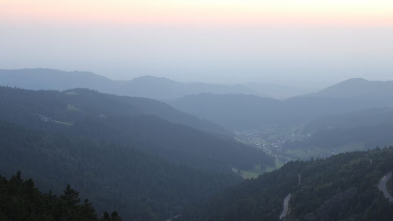 Dieses Bild zeigt eine Webcam-Aufnahme vom Achertal, aufgenommen am Samstag, den 16.08.2025 um 20:50 Uhr. Die Temperatur betrug 16.9°C.