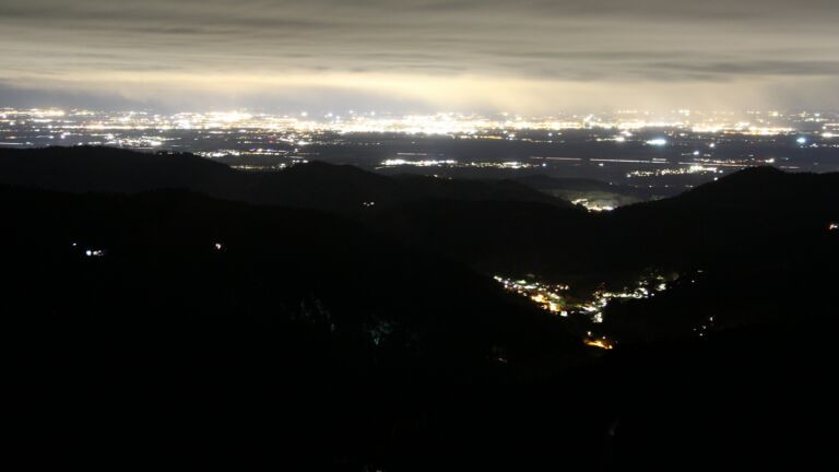 Dieses Bild zeigt eine Webcam-Aufnahme vom Achertal, aufgenommen am Dienstag, den 28.10.2025 um 19:30 Uhr. Die Temperatur betrug 5.9°C.