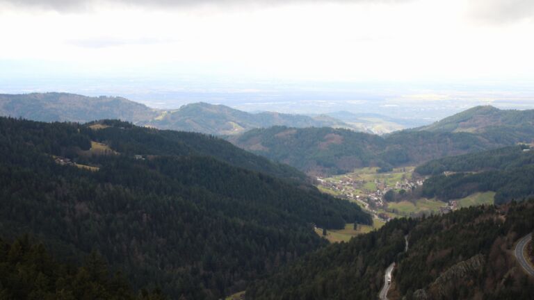 Dieses Bild zeigt eine Webcam-Aufnahme vom Achertal, aufgenommen am Montag, den 23.02.2026 um 15:30 Uhr. Die Temperatur betrug 4°C.