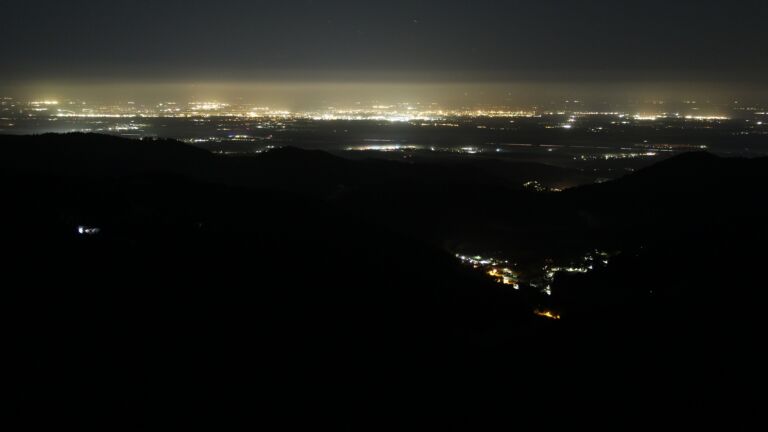 Dieses Bild zeigt eine Webcam-Aufnahme vom Achertal, aufgenommen am Dienstag, den 18.11.2025 um 02:30 Uhr. Die Temperatur betrug -3.8°C.