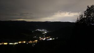 Dieses Bild zeigt eine Webcam-Aufnahme vom Achertal, aufgenommen am Mittwoch, den 10.06.2026 um 00:30 Uhr. Die Temperatur betrug 10.3°C.
