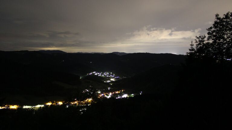 Dieses Bild zeigt eine Webcam-Aufnahme vom Achertal, aufgenommen am Mittwoch, den 10.06.2026 um 00:30 Uhr. Die Temperatur betrug 10.3°C.
