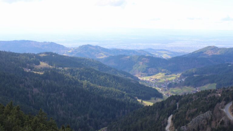 Dieses Bild zeigt eine Webcam-Aufnahme vom Achertal, aufgenommen am Sonntag, den 01.03.2026 um 14:20 Uhr. Die Temperatur betrug 5.9°C.