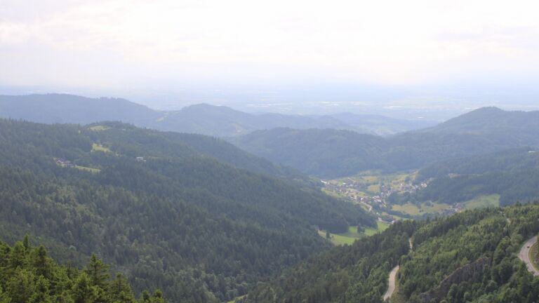 Dieses Bild zeigt eine Webcam-Aufnahme vom Achertal, aufgenommen am Samstag, den 07.06.2025 um 17:30 Uhr. Die Temperatur betrug 11°C.