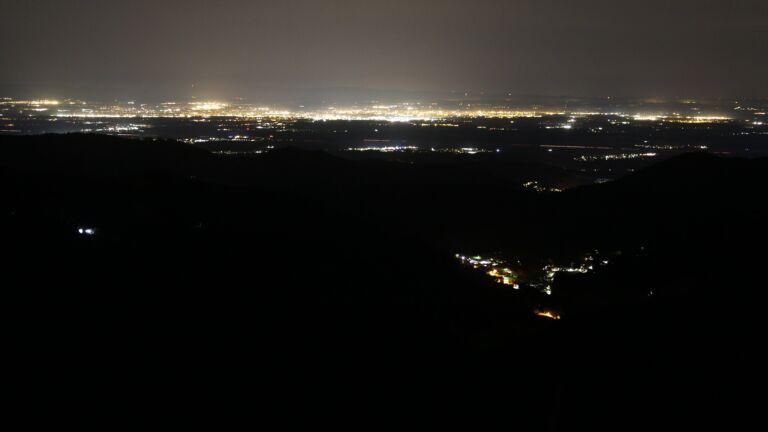 Dieses Bild zeigt eine Webcam-Aufnahme vom Achertal, aufgenommen am Donnerstag, den 13.11.2025 um 00:30 Uhr. Die Temperatur betrug 12.9°C.