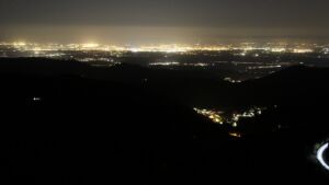 Dieses Bild zeigt eine Webcam-Aufnahme vom Achertal, aufgenommen am Mittwoch, den 08.04.2026 um 22:30 Uhr. Die Temperatur betrug 10.1°C.