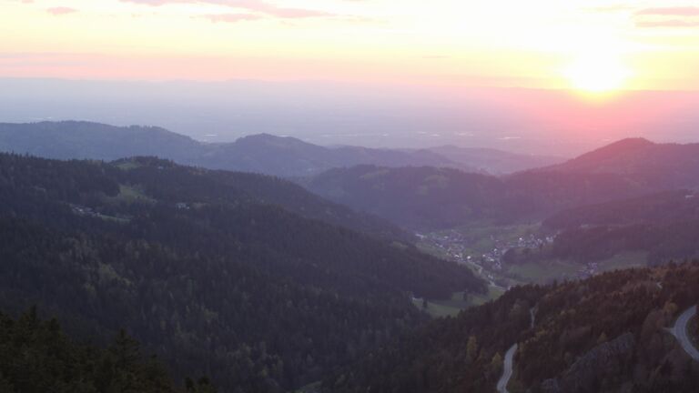 Dieses Bild zeigt eine Webcam-Aufnahme vom Achertal, aufgenommen am Freitag, den 17.04.2026 um 20:20 Uhr. Die Temperatur betrug 12.9°C.