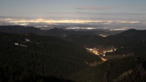 Dieses Bild zeigt eine Webcam-Aufnahme vom Achertal, aufgenommen am Dienstag, den 03.02.2026 um 21:30 Uhr. Die Temperatur betrug 2.6°C.