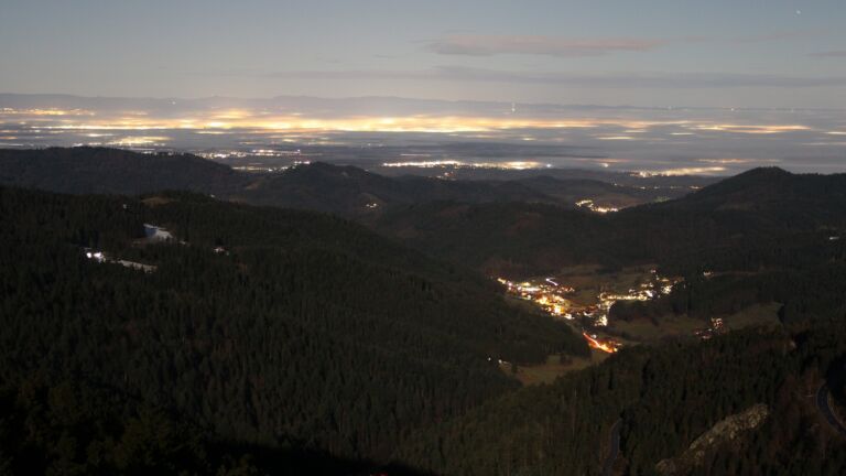 Dieses Bild zeigt eine Webcam-Aufnahme vom Achertal, aufgenommen am Dienstag, den 03.02.2026 um 21:30 Uhr. Die Temperatur betrug 2.6°C.