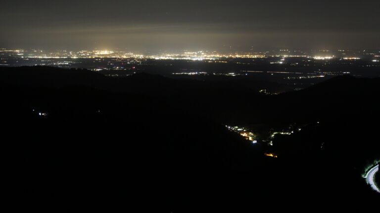 Dieses Bild zeigt eine Webcam-Aufnahme vom Achertal, aufgenommen am Montag, den 25.08.2025 um 04:40 Uhr. Die Temperatur betrug 10.4°C.