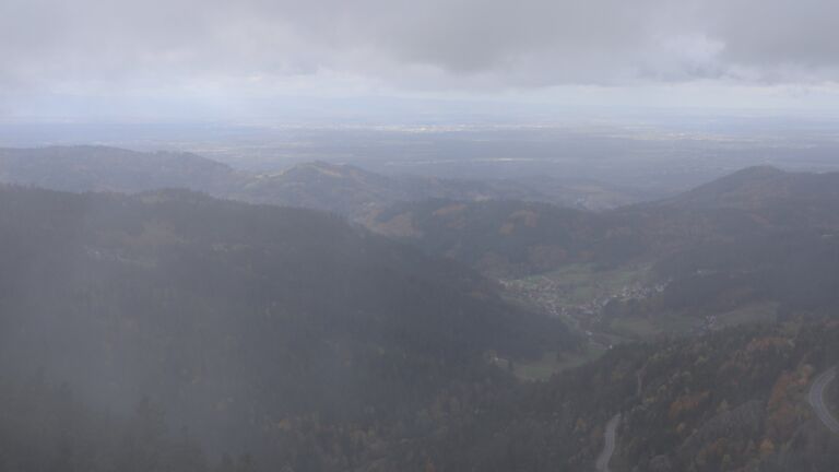Dieses Bild zeigt eine Webcam-Aufnahme vom Achertal, aufgenommen am Freitag, den 24.10.2025 um 13:10 Uhr. Die Temperatur betrug 1.8°C.
