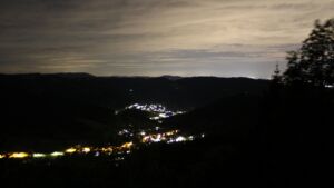 Dieses Bild zeigt eine Webcam-Aufnahme vom Achertal, aufgenommen am Montag, den 18.05.2026 um 00:30 Uhr. Die Temperatur betrug 10.8°C.