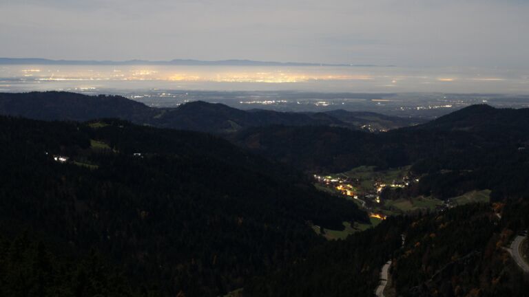 Dieses Bild zeigt eine Webcam-Aufnahme vom Achertal, aufgenommen am Donnerstag, den 06.11.2025 um 03:00 Uhr. Die Temperatur betrug 14.8°C.