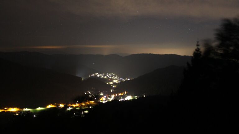 Dieses Bild zeigt eine Webcam-Aufnahme vom Achertal, aufgenommen am Dienstag, den 20.10.2026 um 03:30 Uhr. Die Temperatur betrug 7.5°C.