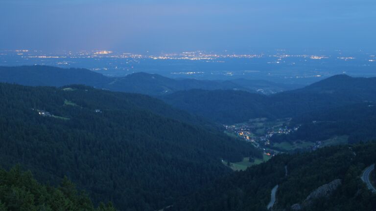 Dieses Bild zeigt eine Webcam-Aufnahme vom Achertal, aufgenommen am Donnerstag, den 24.07.2025 um 05:10 Uhr. Die Temperatur betrug 12.8°C.