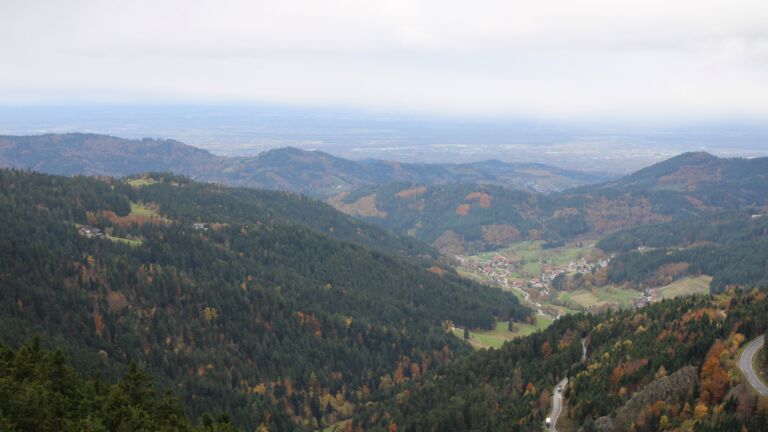 Dieses Bild zeigt eine Webcam-Aufnahme vom Achertal, aufgenommen am Dienstag, den 28.10.2025 um 10:10 Uhr. Die Temperatur betrug 4.9°C.