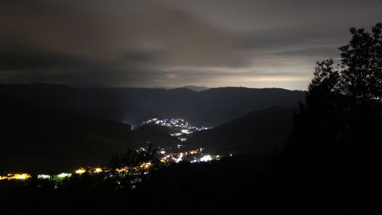 Dieses Bild zeigt eine Webcam-Aufnahme vom Achertal, aufgenommen am Samstag, den 17.10.2026 um 01:30 Uhr. Die Temperatur betrug 12.8°C.