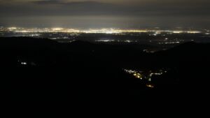 Dieses Bild zeigt eine Webcam-Aufnahme vom Achertal, aufgenommen am Samstag, den 01.11.2025 um 04:00 Uhr. Die Temperatur betrug 12°C.