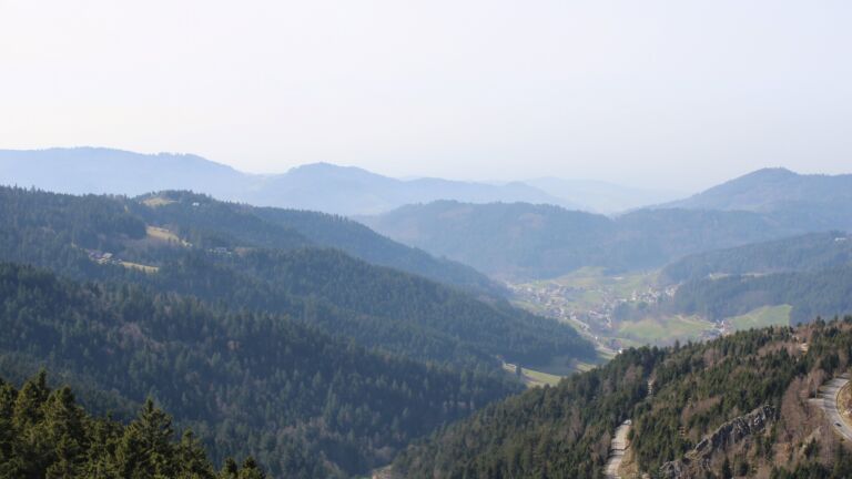 Dieses Bild zeigt eine Webcam-Aufnahme vom Achertal, aufgenommen am Samstag, den 07.03.2026 um 14:10 Uhr. Die Temperatur betrug 13.9°C.