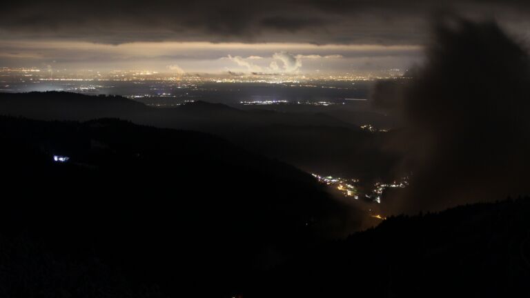 Dieses Bild zeigt eine Webcam-Aufnahme vom Achertal, aufgenommen am Mittwoch, den 26.11.2025 um 23:00 Uhr. Die Temperatur betrug -2.3°C.